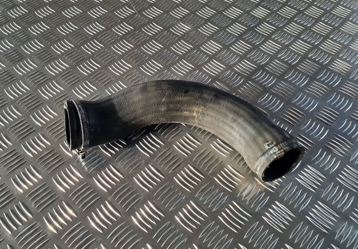 Interkulera caurule priekš VOLVO S80 2007 Black 2 Interkulera caurule priekš VOLVO S80 2007 Black