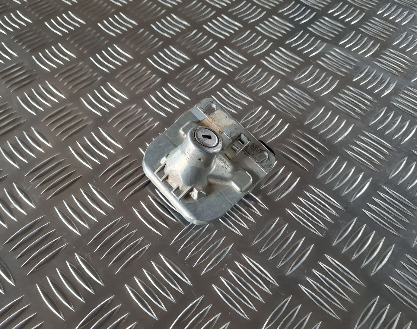 Bagāžnieka vāka slēdzene priekš VOLVO S80 2007 Black 1 Bagāžnieka vāka slēdzene priekš VOLVO S80 2007 Black