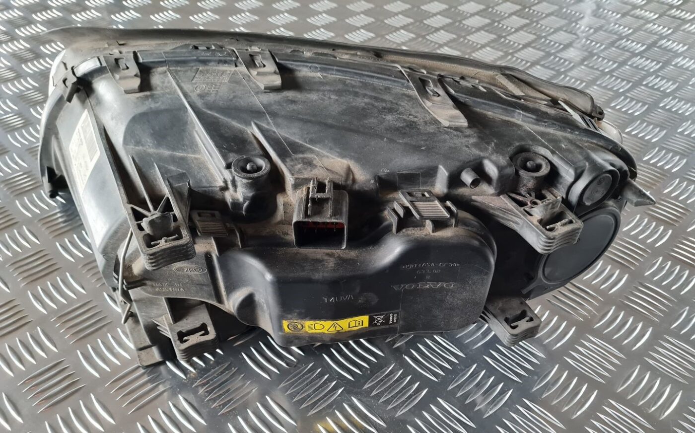 Priekšējais labais lukturis priekš VOLVO S80 2007 Black