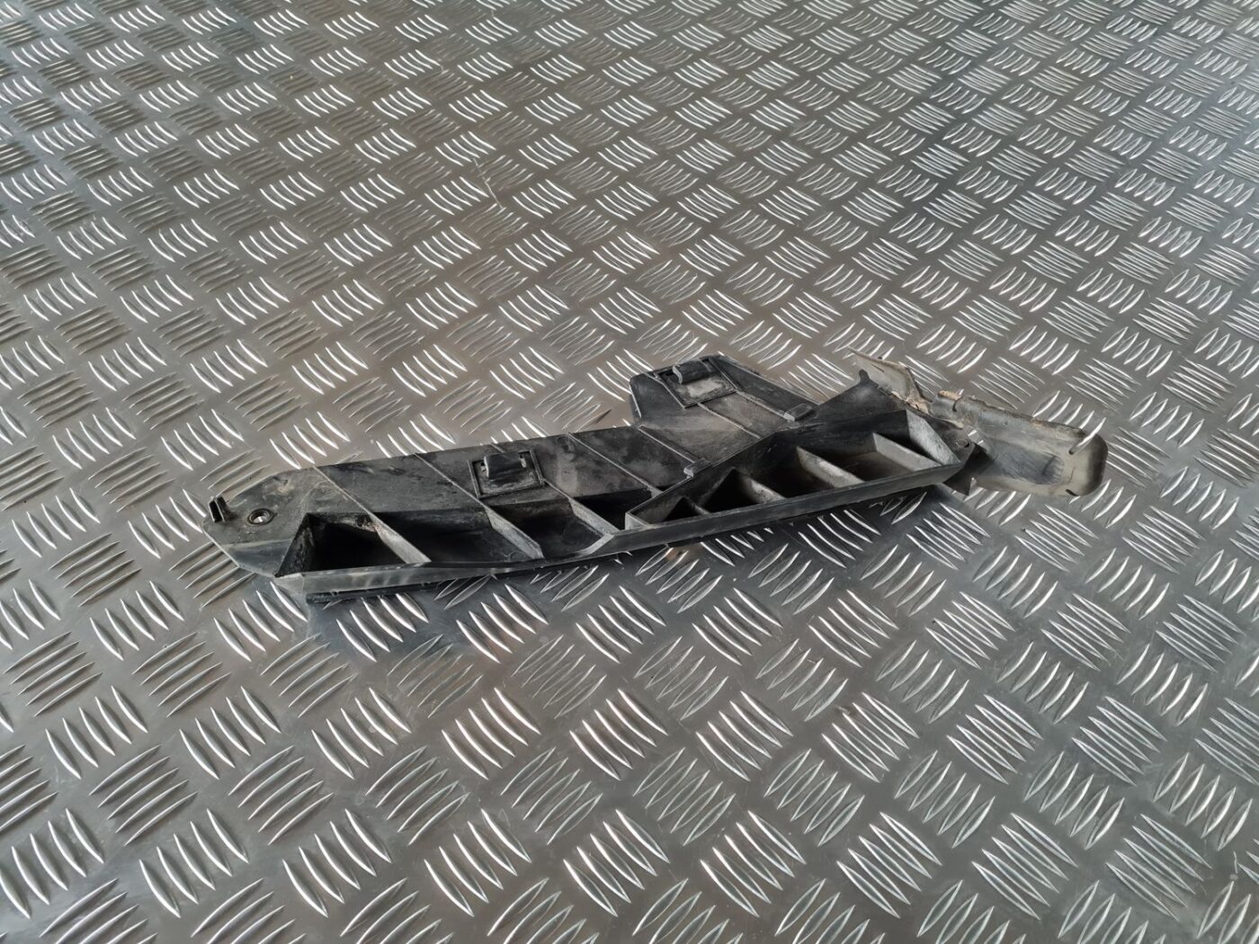 Priekšēja bufera kreisāis kronšteins priekš VOLVO S80 2007 Black 1 Priekšēja bufera kreisāis kronšteins priekš VOLVO S80 2007 Black