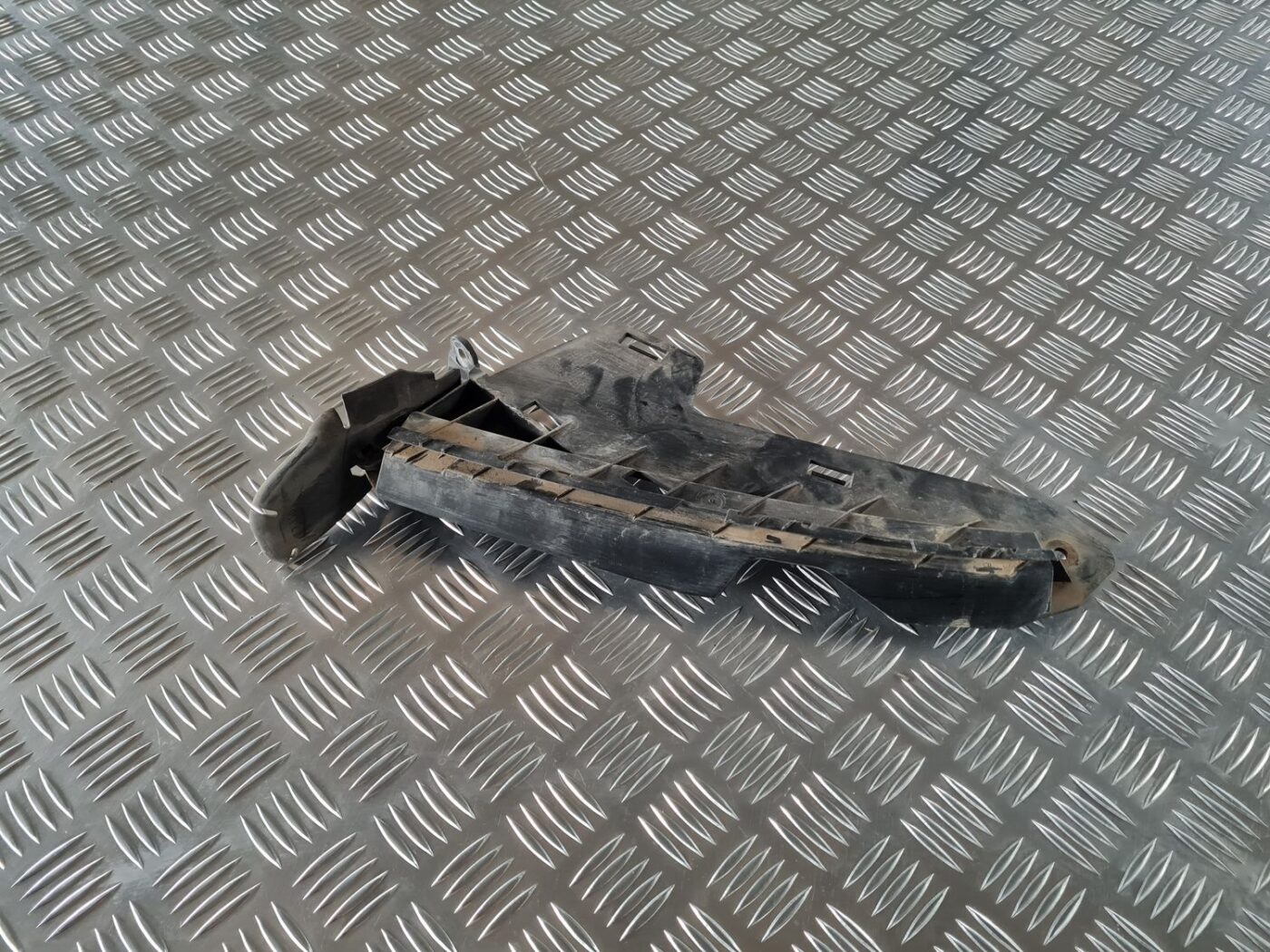 Priekšēja bufera kreisāis kronšteins priekš VOLVO S80 2007 Black 2 Priekšēja bufera kreisāis kronšteins priekš VOLVO S80 2007 Black