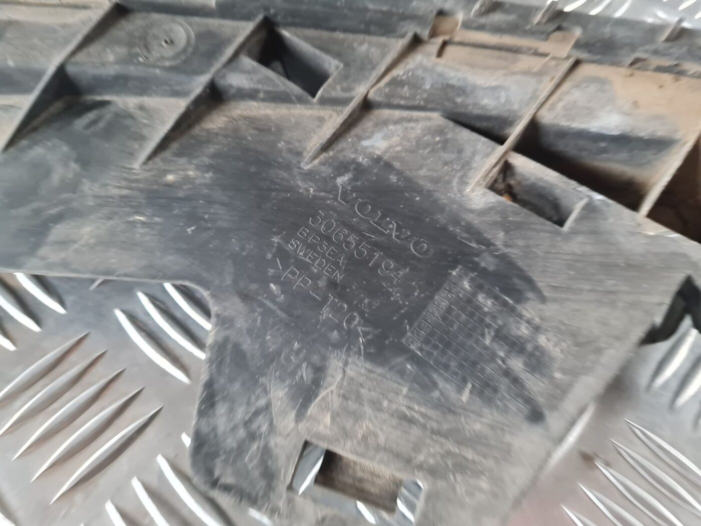 Priekšēja bufera kreisāis kronšteins priekš VOLVO S80 2007 Black 4 Priekšēja bufera kreisāis kronšteins priekš VOLVO S80 2007 Black