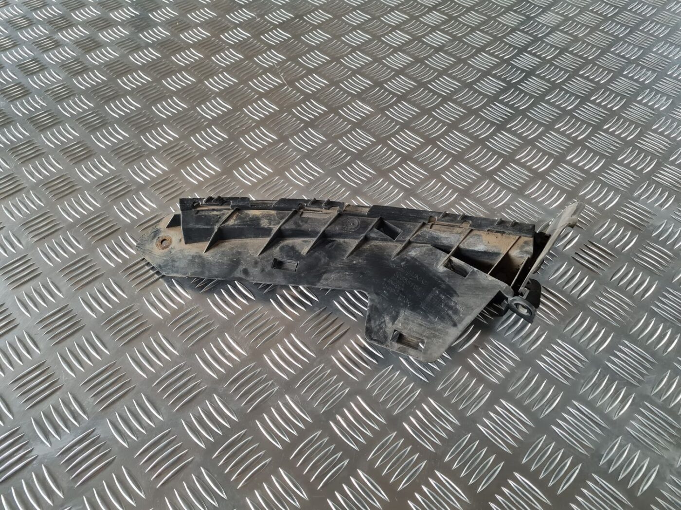 Priekšēja bufera kreisāis kronšteins priekš VOLVO S80 2007 Black 3 Priekšēja bufera kreisāis kronšteins priekš VOLVO S80 2007 Black