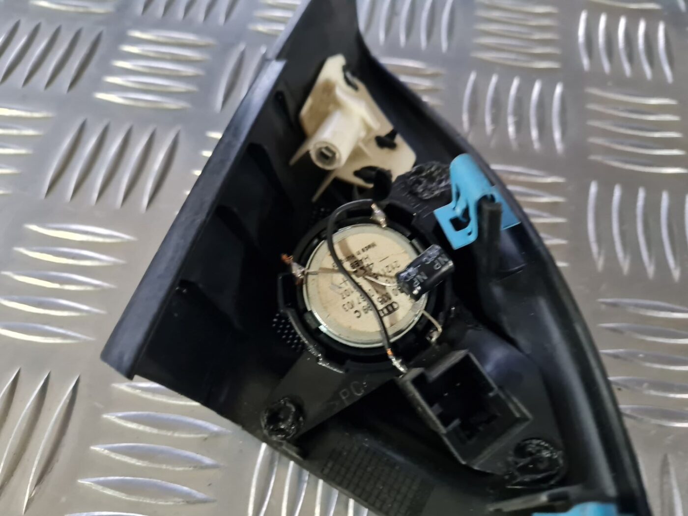 Durvju spoguļa apdares uzlika salonā (ar skaļruni) priekš VOLVO S80 2007 Black 3 Durvju spoguļa apdares uzlika salonā (ar skaļruni) priekš VOLVO S80 2007 Black