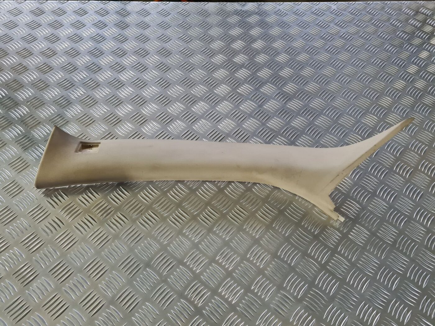 Priekšējas salona statnes apdare priekš VOLVO S80 2007 Black 1 Priekšējas salona statnes apdare priekš VOLVO S80 2007 Black