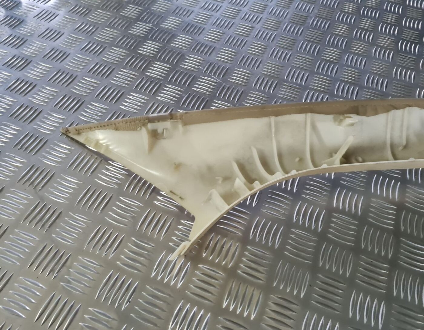 Priekšējas salona statnes apdare priekš VOLVO S80 2007 Black 4 Priekšējas salona statnes apdare priekš VOLVO S80 2007 Black