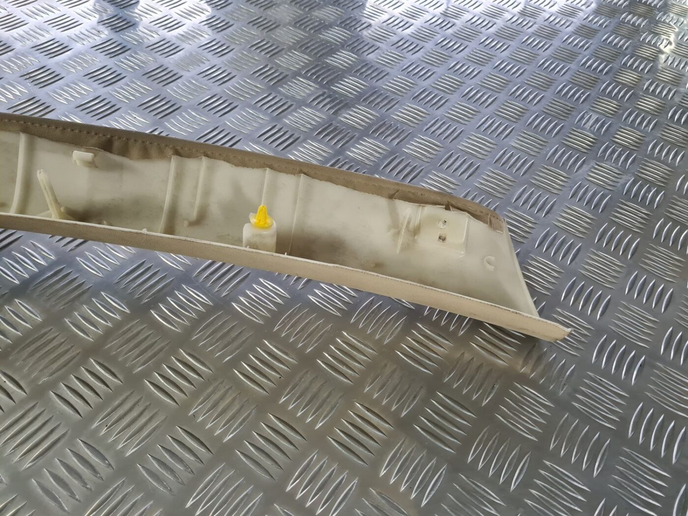 Priekšējas salona statnes apdare priekš VOLVO S80 2007 Black 3 Priekšējas salona statnes apdare priekš VOLVO S80 2007 Black