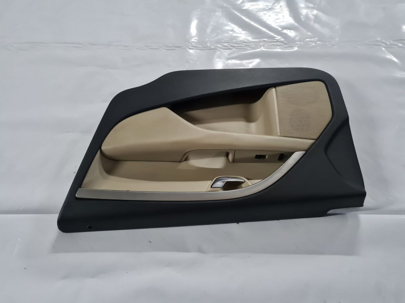 Priekšējo labo durvju apdare priekš VOLVO S80 2007 Black 2 Priekšējo labo durvju apdare priekš VOLVO S80 2007 Black