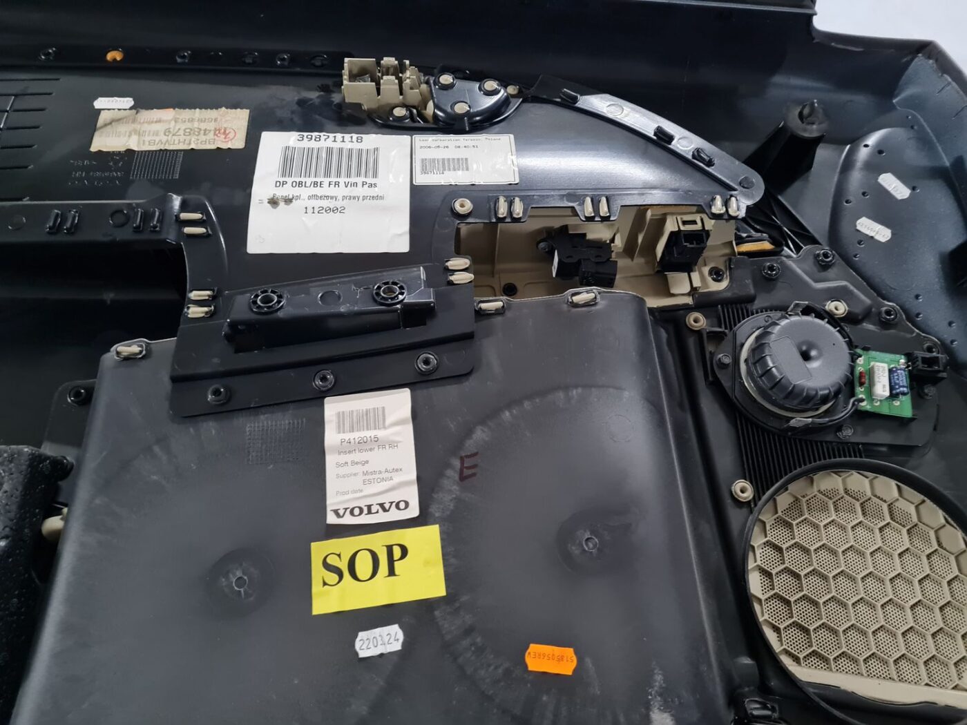 Priekšējo labo durvju apdare priekš VOLVO S80 2007 Black 3 Priekšējo labo durvju apdare priekš VOLVO S80 2007 Black