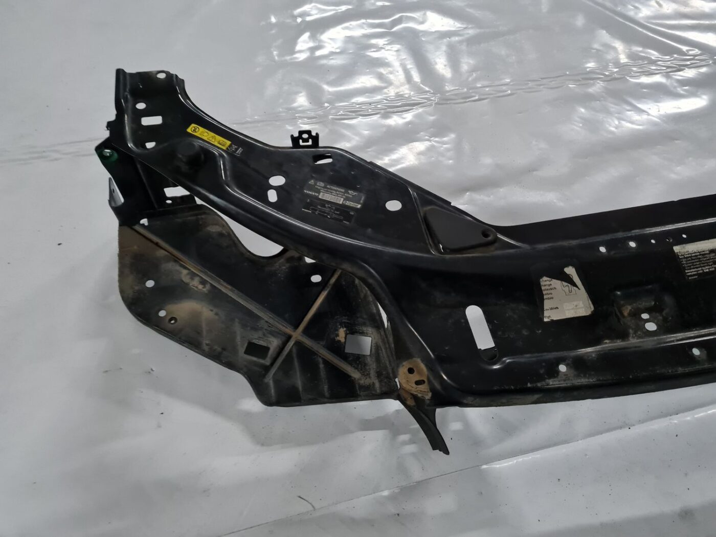 Priekšējā radiatora rāmja augšēja daļa priekš VOLVO S80 2007 Black