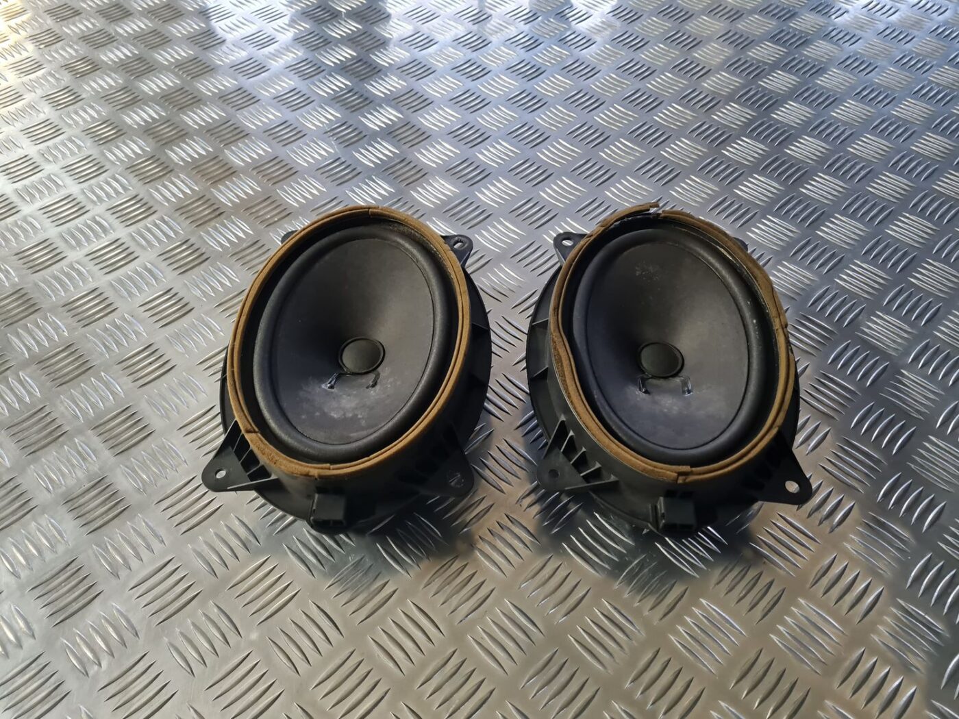 Durvju skaļrunis, apakšā priekš TOYOTA AVENSIS 2010