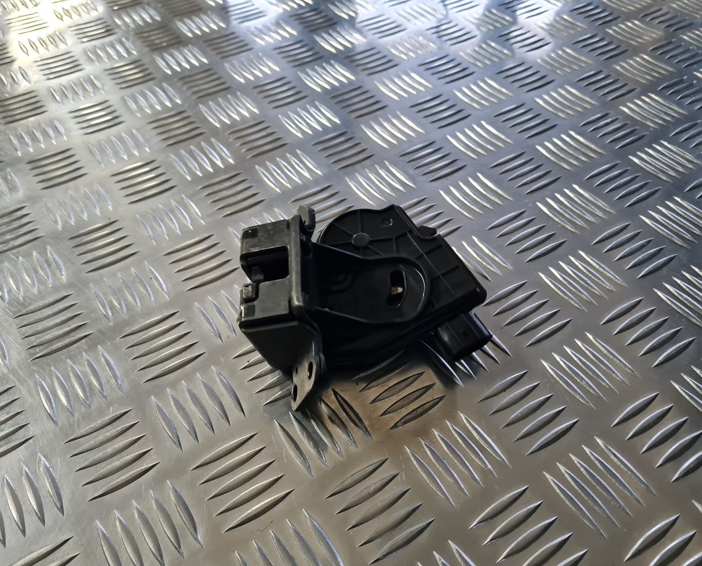 Bagāžnieka vāka slēdzene priekš TOYOTA AVENSIS 2010 2 Bagāžnieka vāka slēdzene priekš TOYOTA AVENSIS 2010