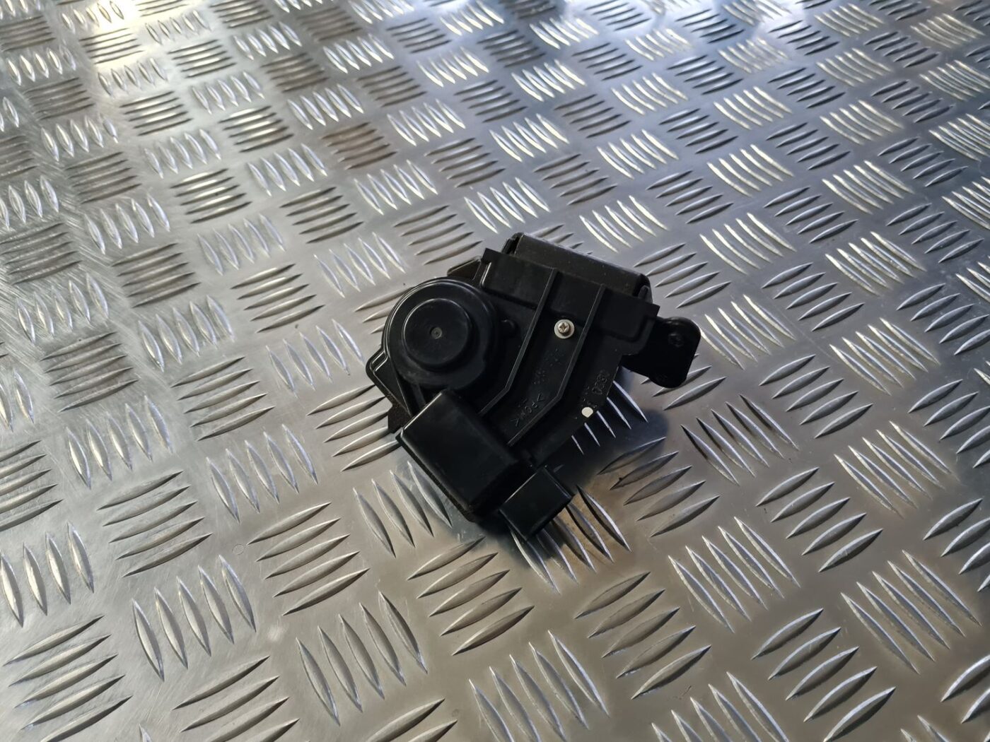 Bagāžnieka vāka slēdzene priekš TOYOTA AVENSIS 2010 3 Bagāžnieka vāka slēdzene priekš TOYOTA AVENSIS 2010