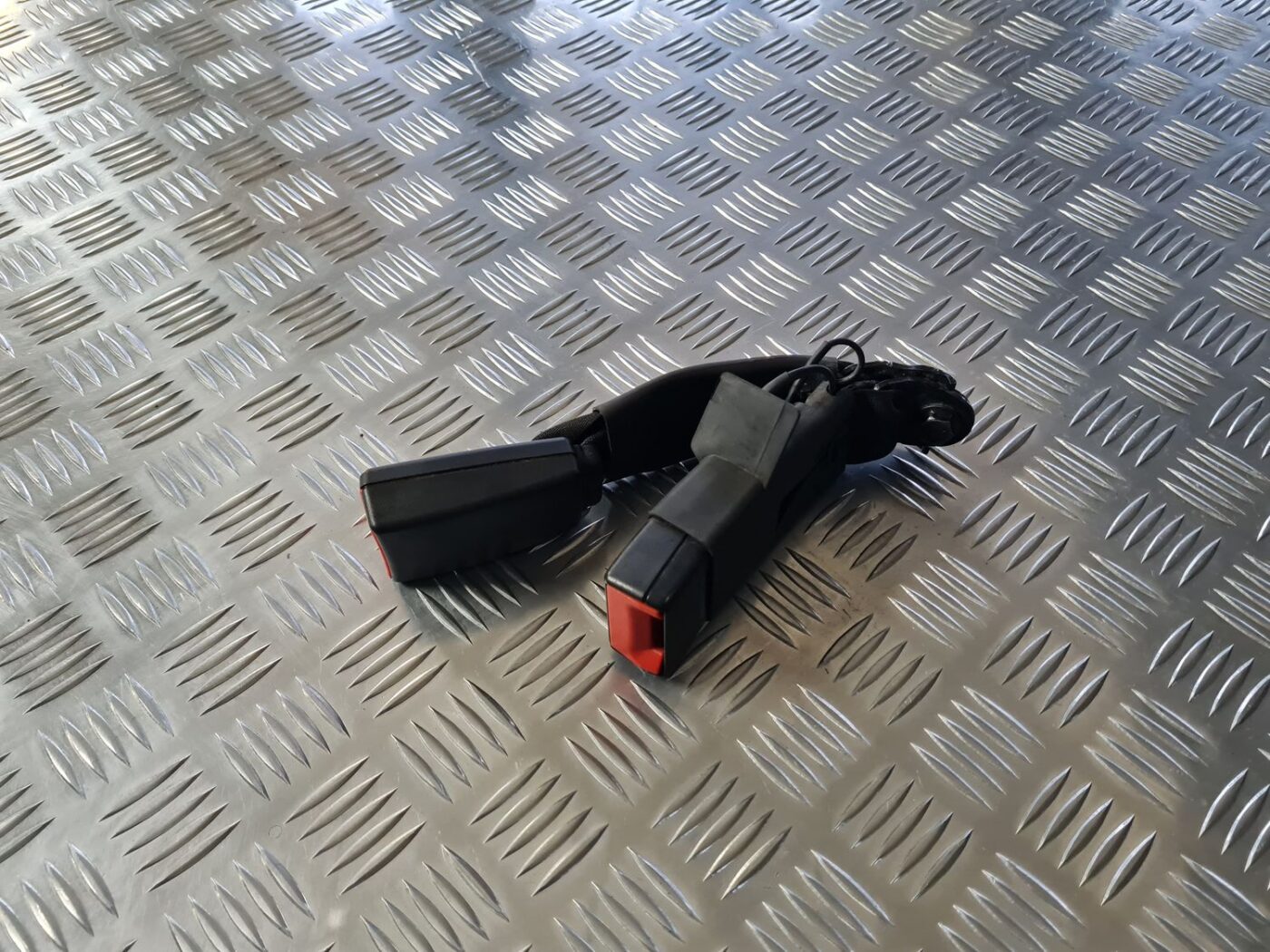 Aizmugurējā dubultā drošības jostas sprādze priekš TOYOTA AVENSIS 2010 1 Aizmugurējā dubultā drošības jostas sprādze priekš TOYOTA AVENSIS 2010