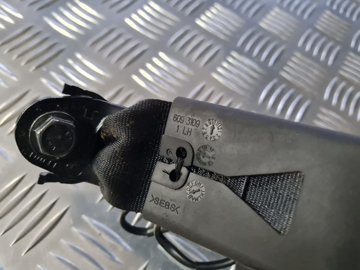 Aizmugurējā dubultā drošības jostas sprādze priekš TOYOTA AVENSIS 2010 2 Aizmugurējā dubultā drošības jostas sprādze priekš TOYOTA AVENSIS 2010