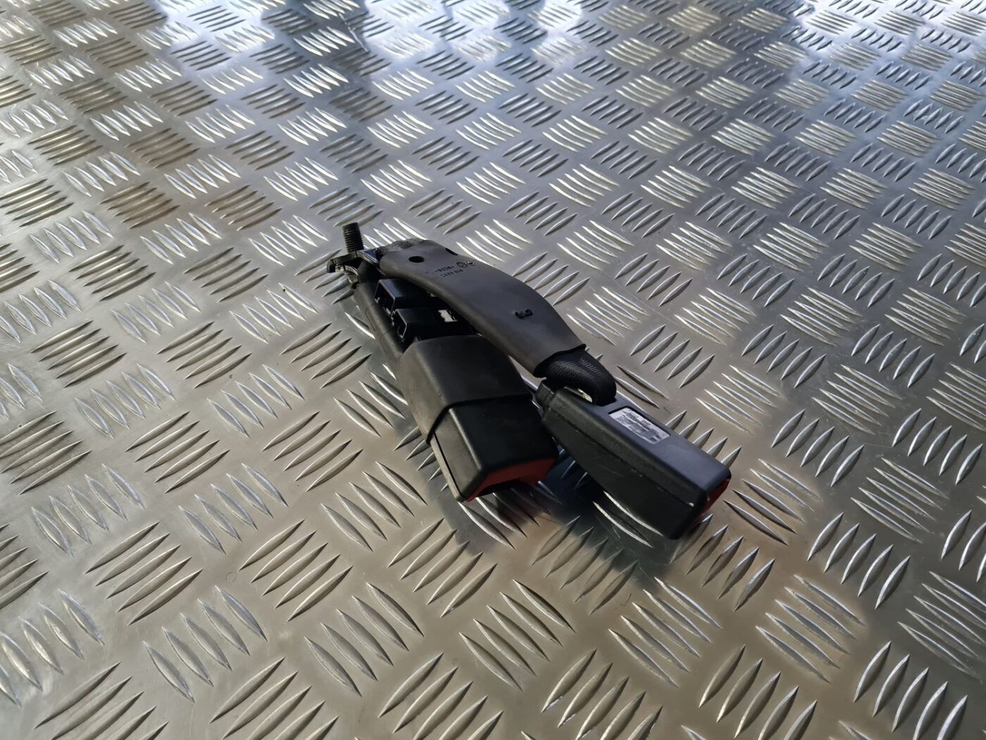 Aizmugurējā dubultā drošības jostas sprādze priekš TOYOTA AVENSIS 2010 5 Aizmugurējā dubultā drošības jostas sprādze priekš TOYOTA AVENSIS 2010