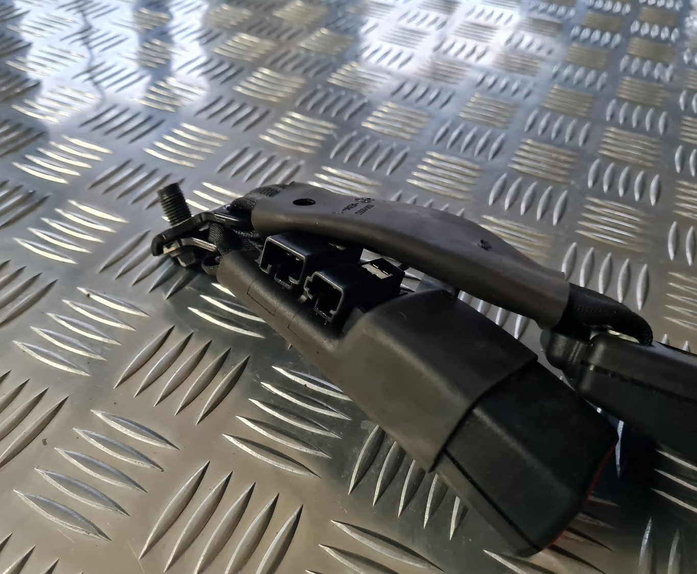 Aizmugurējā dubultā drošības jostas sprādze priekš TOYOTA AVENSIS 2010 4 Aizmugurējā dubultā drošības jostas sprādze priekš TOYOTA AVENSIS 2010