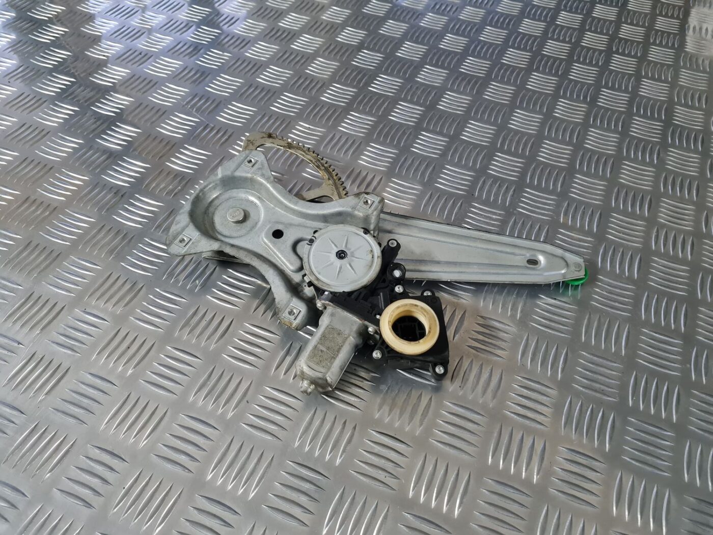 Stikla pacelšanas mehānisms aizmugurējais kreisais priekš TOYOTA AVENSIS 2010