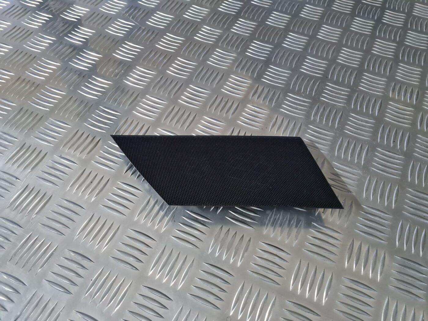 Mērinstrumentu paneļa skaļruņa apdare priekš TOYOTA AVENSIS 2010