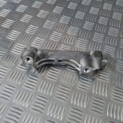 Dzinēja kronšteins priekš TOYOTA AVENSIS 2010