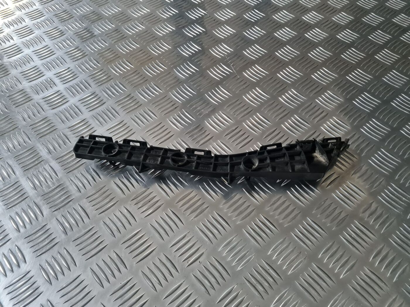 Aizmugurēja bufera kronšteins priekš TOYOTA AVENSIS 2010