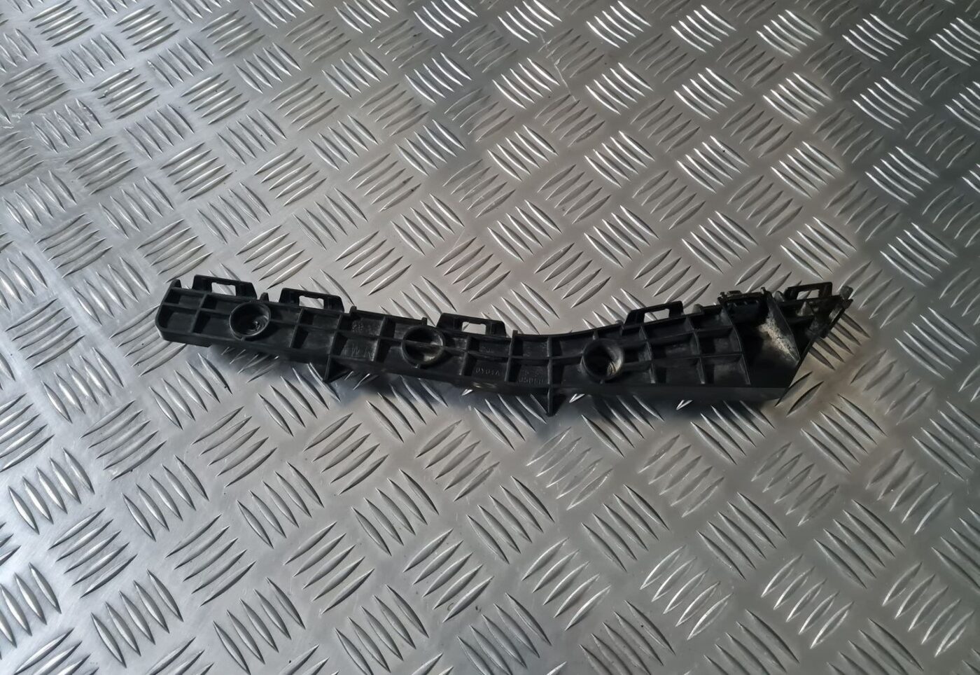 Aizmugurēja bufera kronšteins priekš TOYOTA AVENSIS 2010