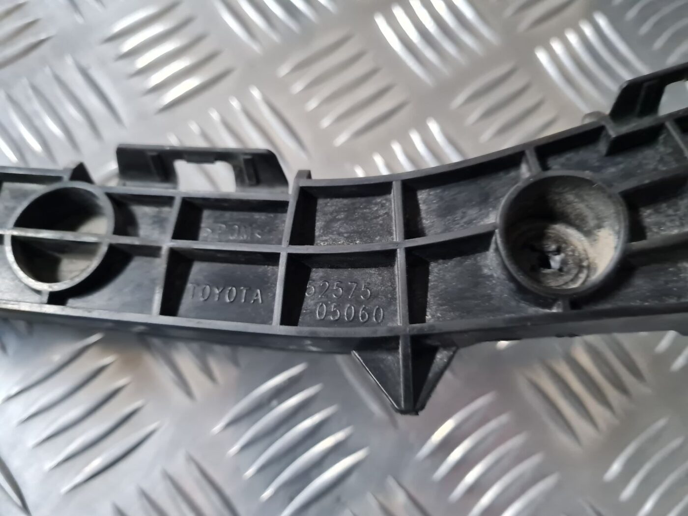 Aizmugurēja bufera kronšteins priekš TOYOTA AVENSIS 2010