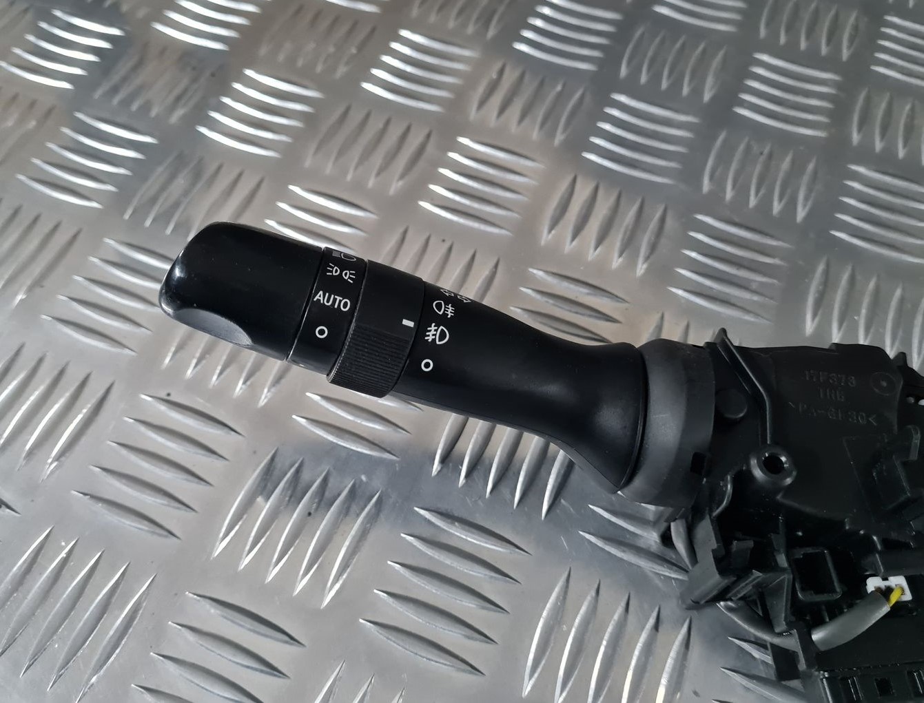 Pagrieziena rādītāju slēdzis priekš TOYOTA AVENSIS 2010 4 Pagrieziena rādītāju slēdzis priekš TOYOTA AVENSIS 2010