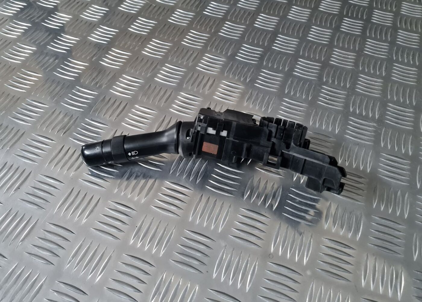 Pagrieziena rādītāju slēdzis priekš TOYOTA AVENSIS 2010 3 Pagrieziena rādītāju slēdzis priekš TOYOTA AVENSIS 2010