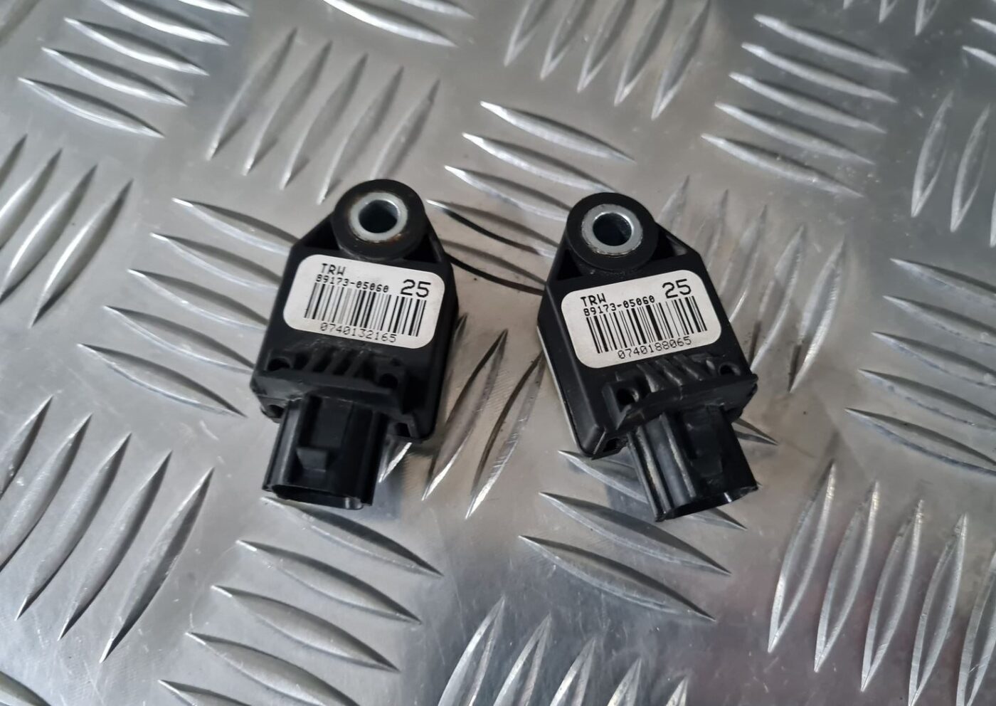 Drošības spilvena trieciensensors priekš TOYOTA AVENSIS 2010 2 Drošības spilvena trieciensensors priekš TOYOTA AVENSIS 2010