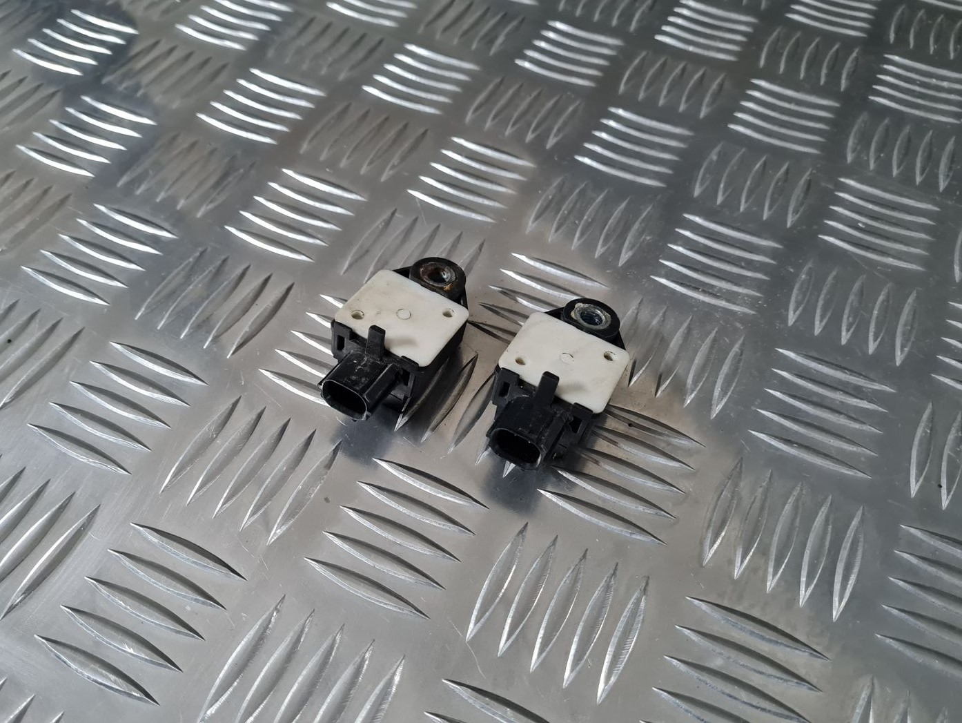 Drošības spilvena trieciensensors priekš TOYOTA AVENSIS 2010 3 Drošības spilvena trieciensensors priekš TOYOTA AVENSIS 2010