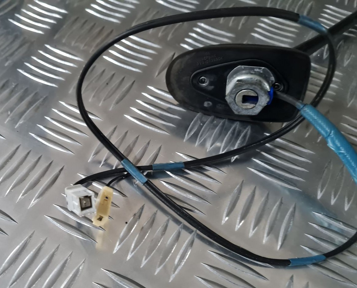 Jumta antena priekš TOYOTA AVENSIS 2010 2 Jumta antena priekš TOYOTA AVENSIS 2010