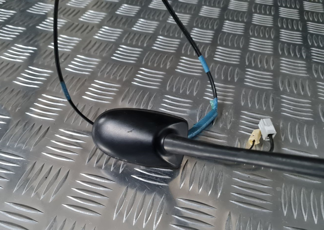 Jumta antena priekš TOYOTA AVENSIS 2010 3 Jumta antena priekš TOYOTA AVENSIS 2010