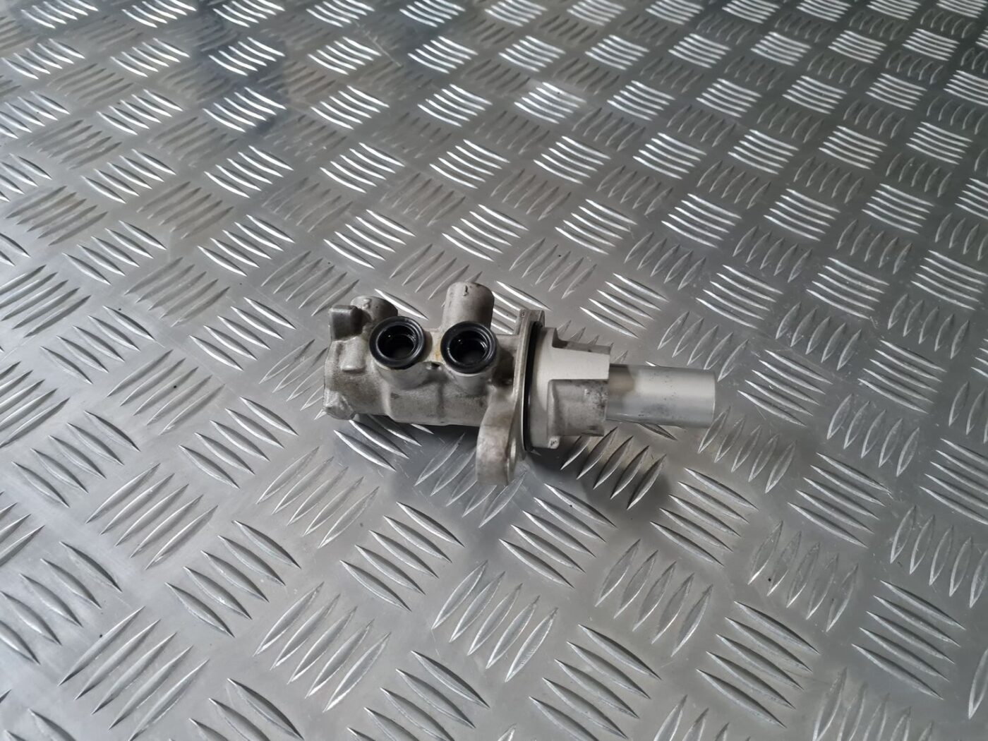 Bremžu pastiprinātāja galvenais cilindrs priekš TOYOTA AVENSIS 2010 2 Bremžu pastiprinātāja galvenais cilindrs priekš TOYOTA AVENSIS 2010