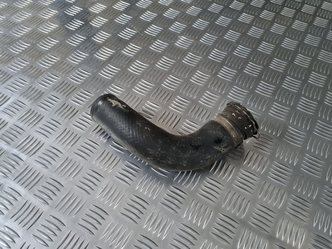 Interkulera caurule priekš TOYOTA AVENSIS 2010 1 Interkulera caurule priekš TOYOTA AVENSIS 2010