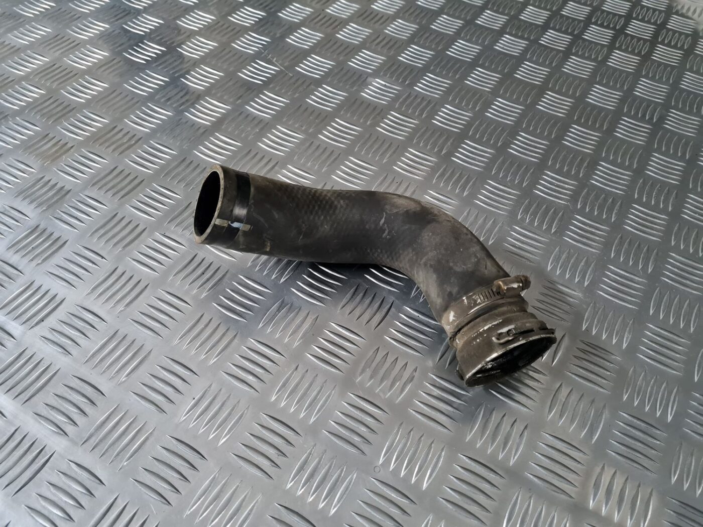 Interkulera caurule priekš TOYOTA AVENSIS 2010 2 Interkulera caurule priekš TOYOTA AVENSIS 2010