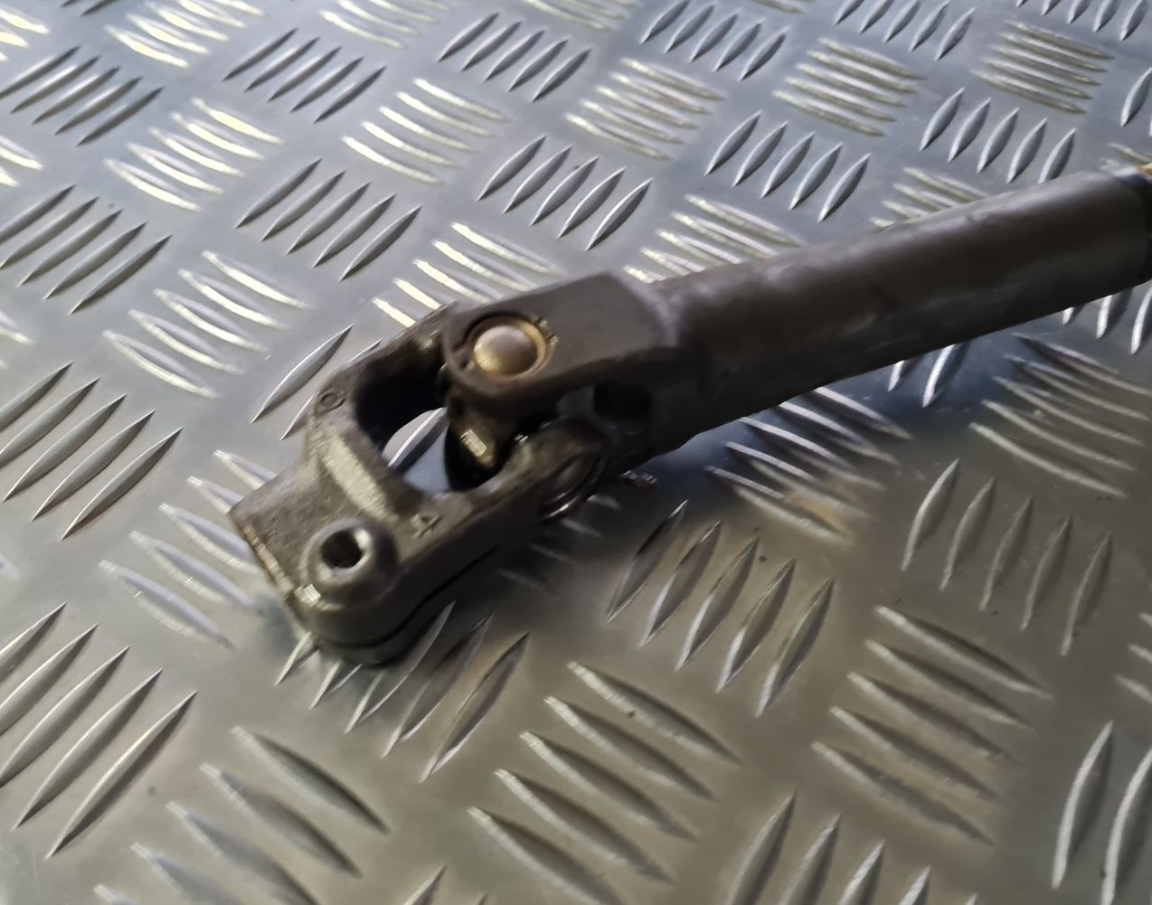 Stūres statnes kardāns priekš TOYOTA AVENSIS 2010