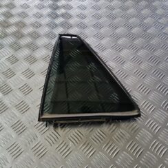 Kreiso durvju stūra stikls priekš TOYOTA AVENSIS 2010