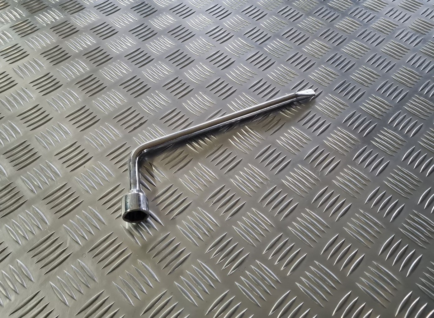 Riteņu maiņas atslēga priekš TOYOTA AVENSIS 2010