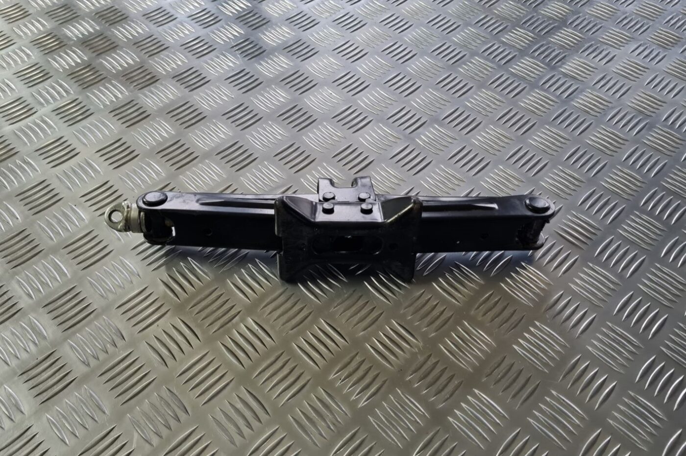 Domkrats priekš TOYOTA AVENSIS 2010