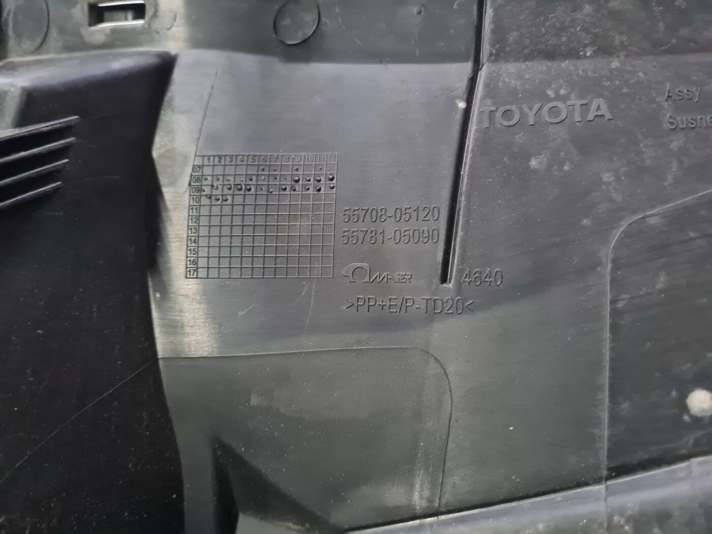 Vējstikla uzlikas (deflektora) režģis priekš TOYOTA AVENSIS 2010 3 Vējstikla uzlikas (deflektora) režģis priekš TOYOTA AVENSIS 2010