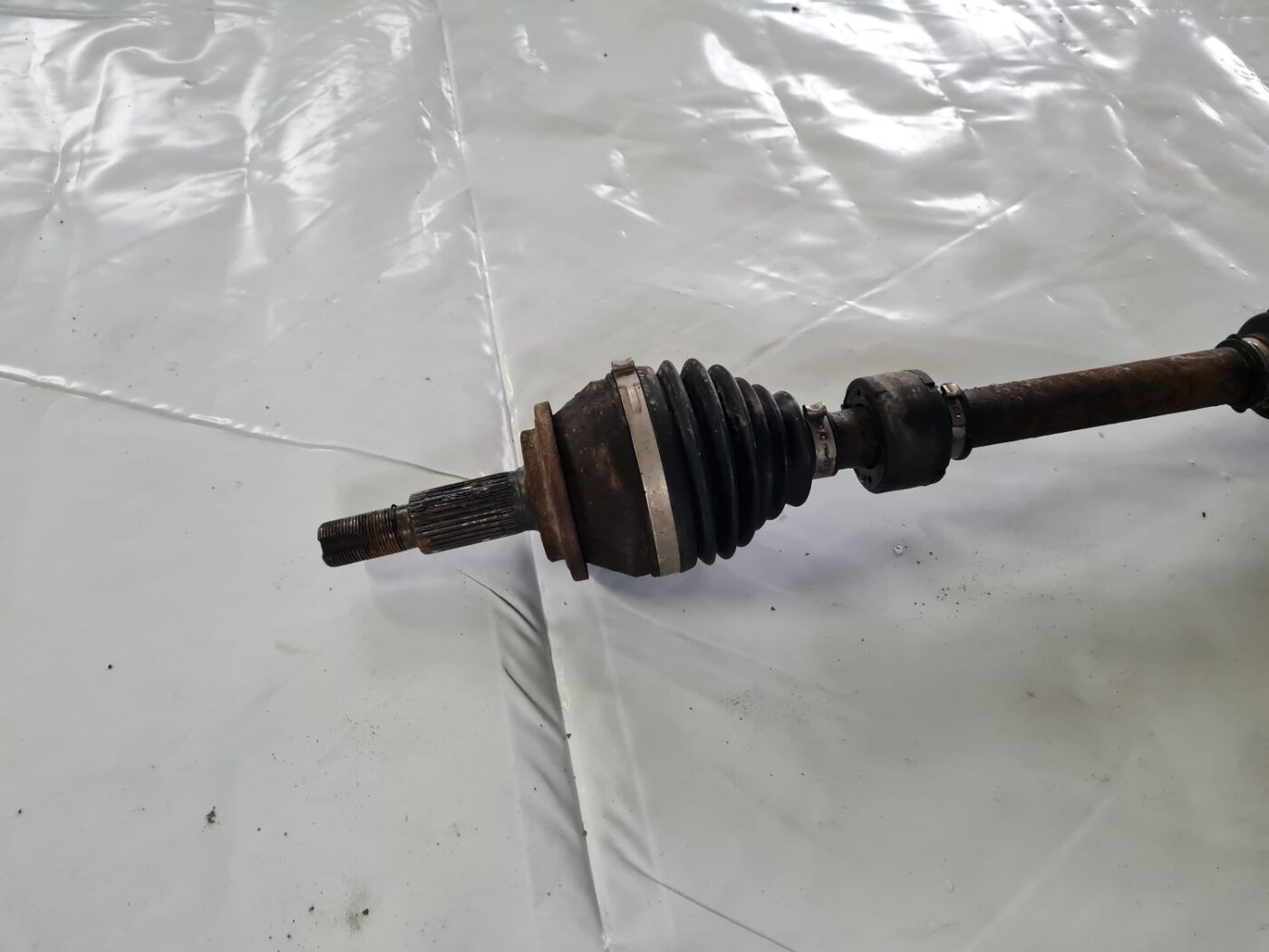 Pusass priekšēja labā priekš TOYOTA AVENSIS 2010