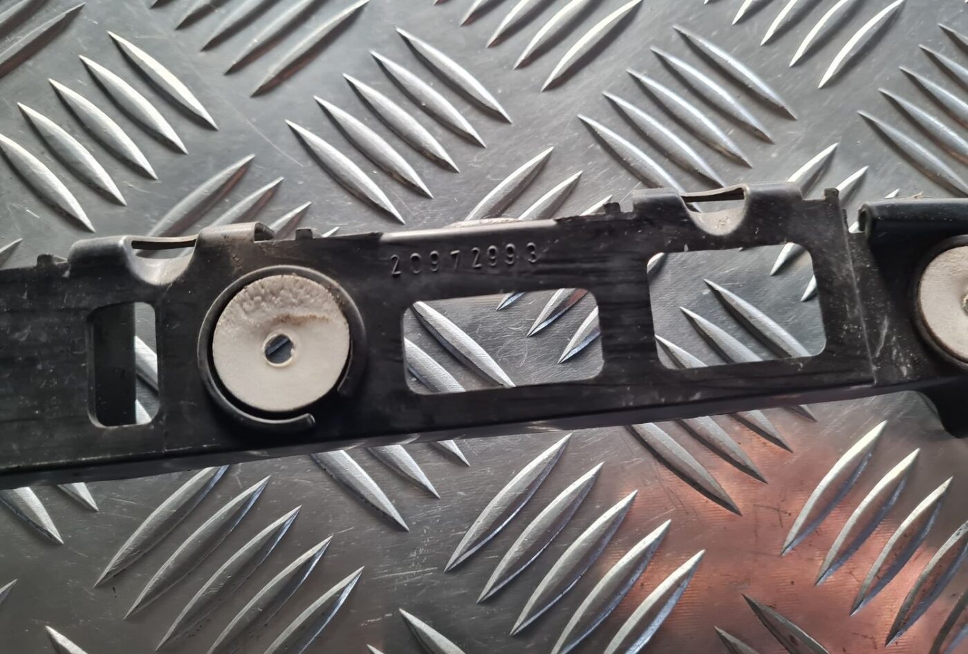 Aizmugurēja bufera kronšteins priekš OPEL INSIGNIA 2016