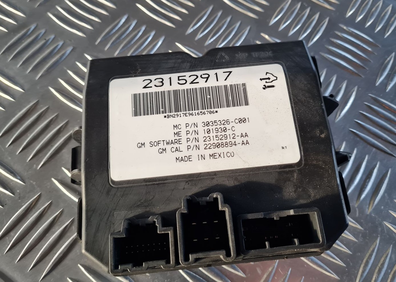 Bagažnieka vāka vadības bloks priekš OPEL INSIGNIA 2016 2 Bagažnieka vāka vadības bloks priekš OPEL INSIGNIA 2016