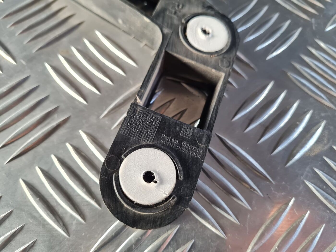 Aizmugurēja bufera kronšteins priekš OPEL INSIGNIA 2016