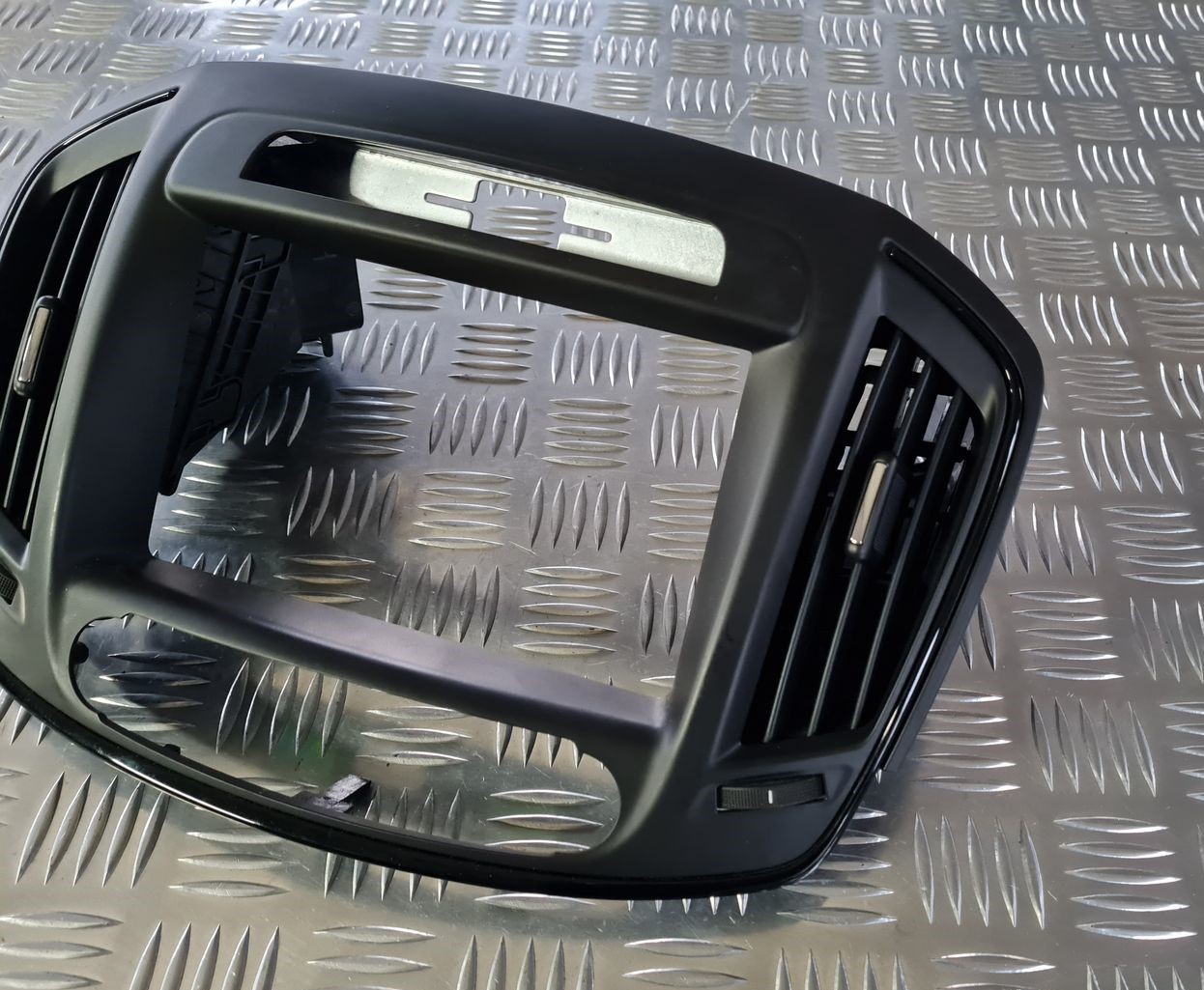 Mērinstrumentu paneļa gaisa vads, centrā priekš OPEL INSIGNIA 2016 7 Mērinstrumentu paneļa gaisa vads, centrā priekš OPEL INSIGNIA 2016