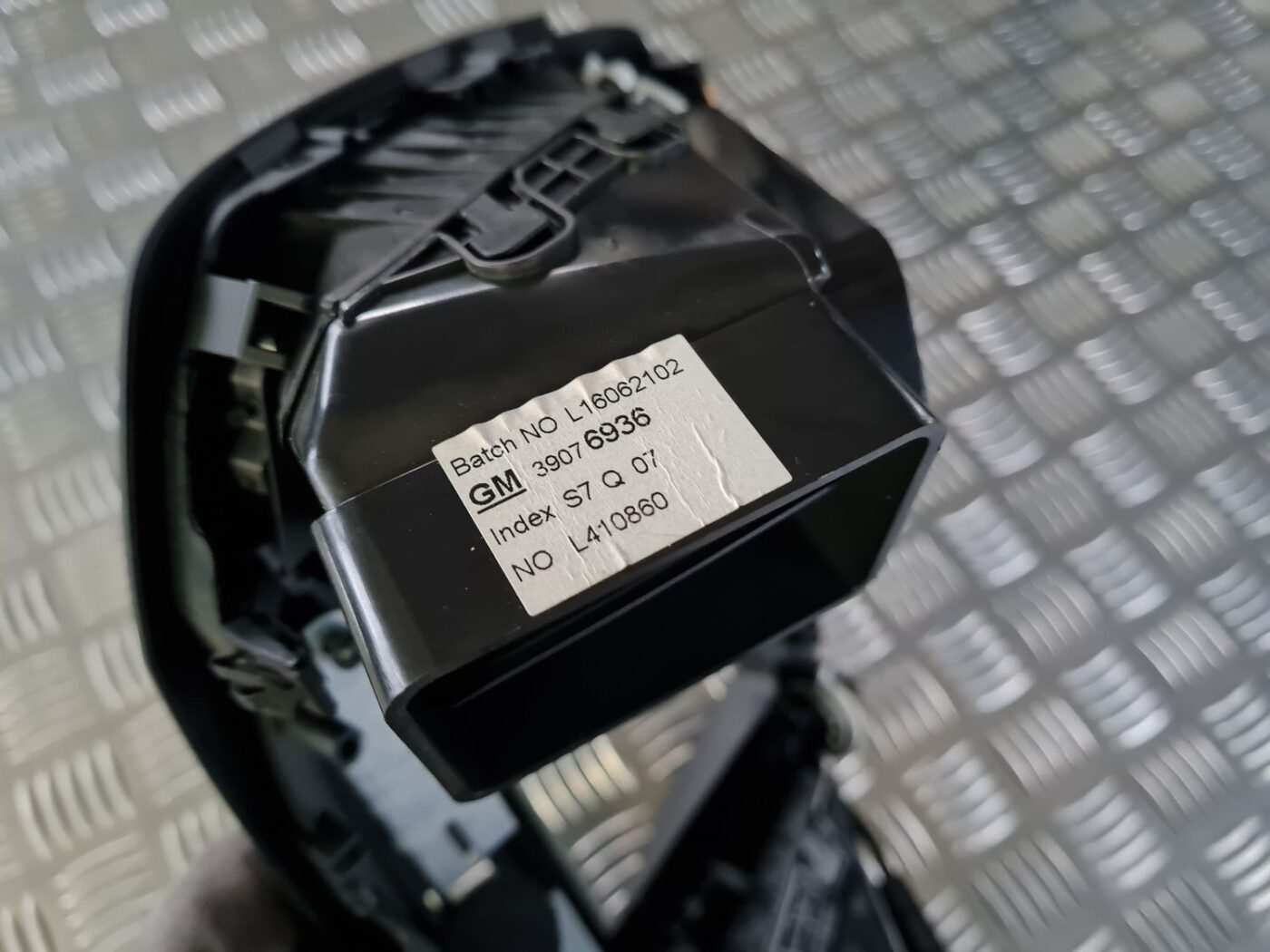 Mērinstrumentu paneļa gaisa vads, centrā priekš OPEL INSIGNIA 2016 4 Mērinstrumentu paneļa gaisa vads, centrā priekš OPEL INSIGNIA 2016