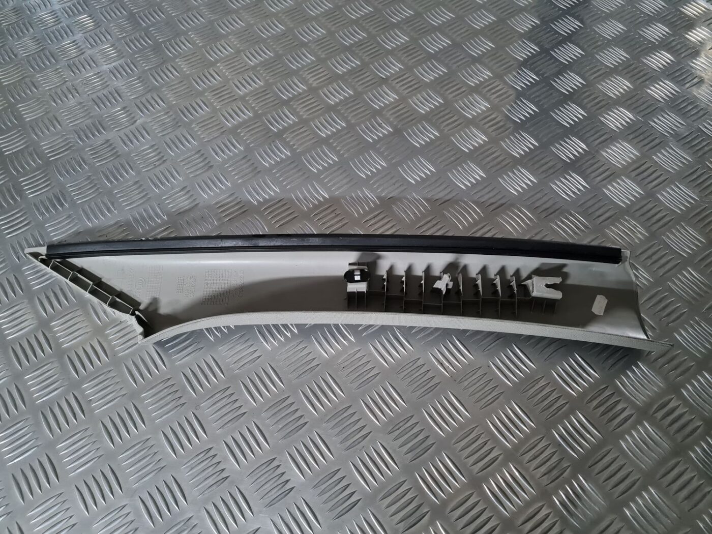 Priekšējas salona statnes apdare priekš OPEL INSIGNIA 2016