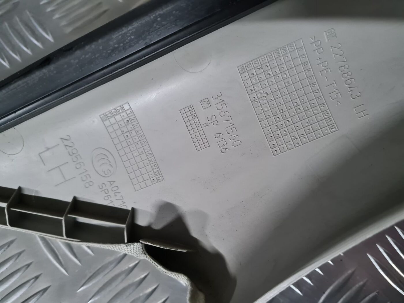 Priekšējas salona statnes apdare priekš OPEL INSIGNIA 2016