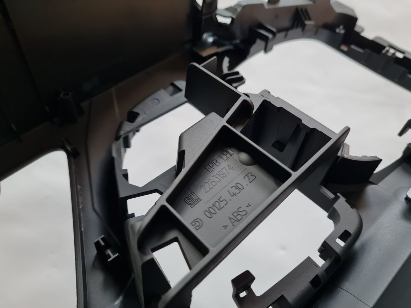 Centrālās konsoles apdares lielākā daļa priekš OPEL INSIGNIA 2016 3 Centrālās konsoles apdares lielākā daļa priekš OPEL INSIGNIA 2016